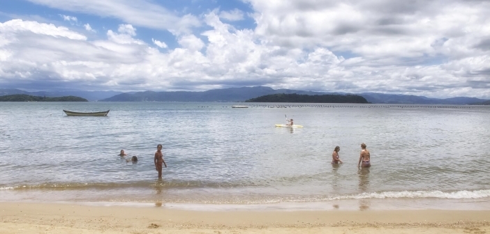 Proteção Ambiental Praia de Sambaqui SC Banhistas