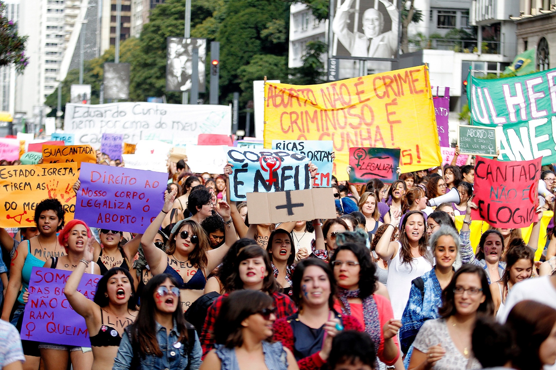 Manifestantes pelos direitos das mulheres saem em passeata em São Paulo, 2015.