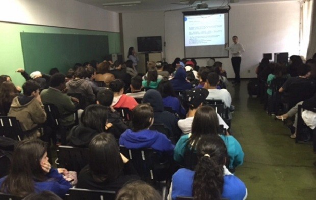 Felipe dá aulas de Constituição Brasileira em escolas públicas de São Paulo (Foto: Divulgação/Constituição nas Escolas)